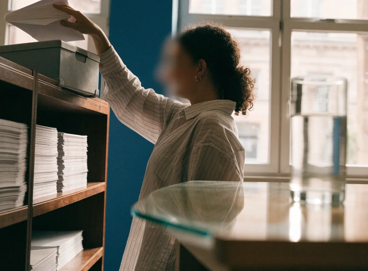 Mains classant des courriers dans un bureau clair à Strasbourg